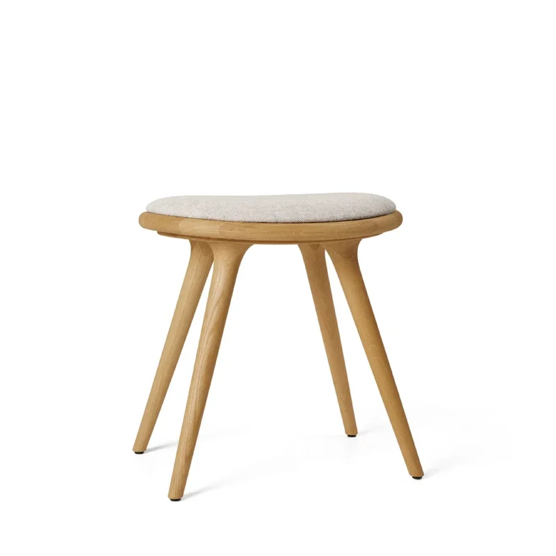 Low Stool, geölt Eiche, Kvadrat Clay 0012, 47 cm Hocker von Mater