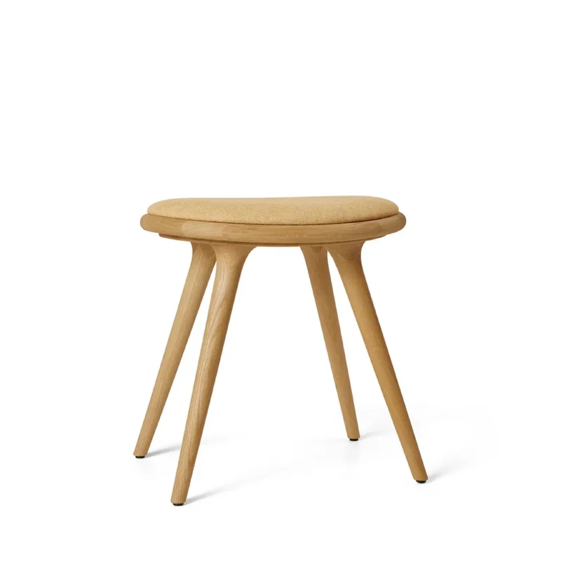Low Stool, geölte Eiche, Kvadrat Clay 0007, 47 cm Hocker von Mater
