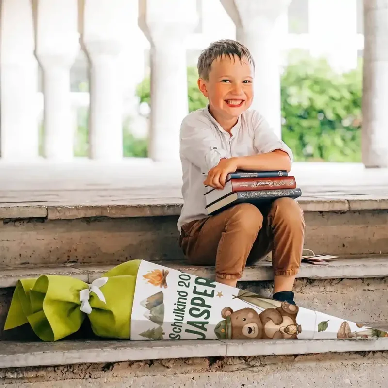 Schultüte personalisiert mit Name Camping-Bär – Junge-Lifestyle auf der Treppe