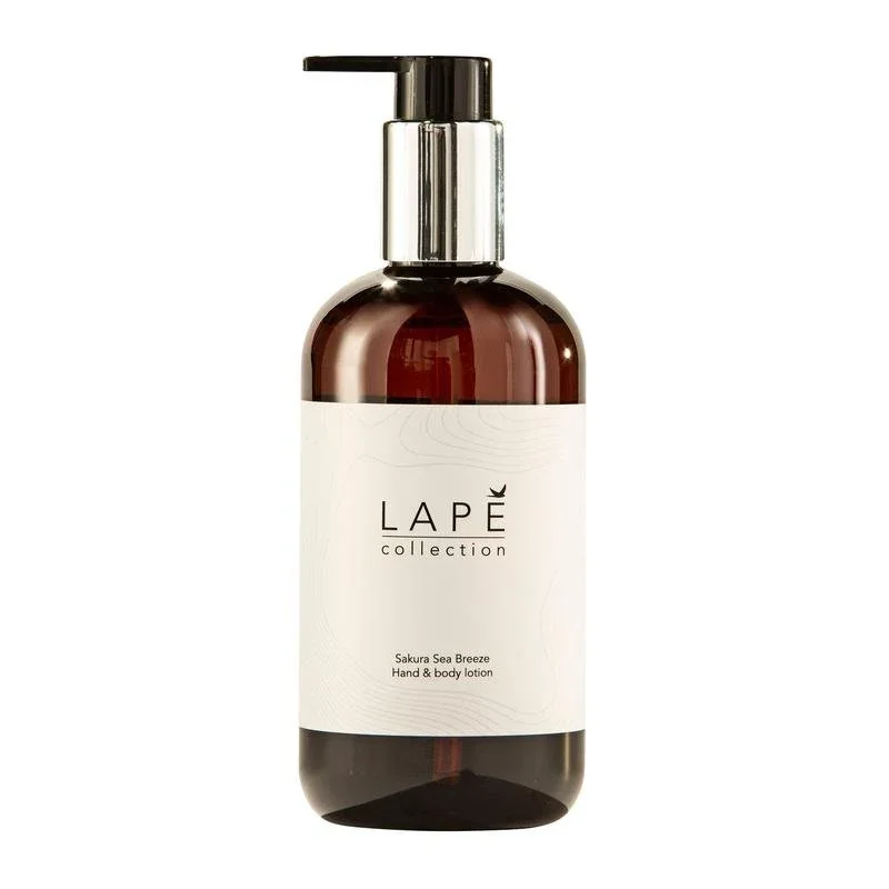Die LAPE Earth Collection Sakura Sea Breeze Hand & Body Lotion (300 ml) von Diversey Deutschland GmbH & Co. OHG hat eine minimalistische braune Pumpflasche mit einem eleganten silber-schwarzen Spender und bietet einen blumig-frischen Duft für die tägliche Pflege.