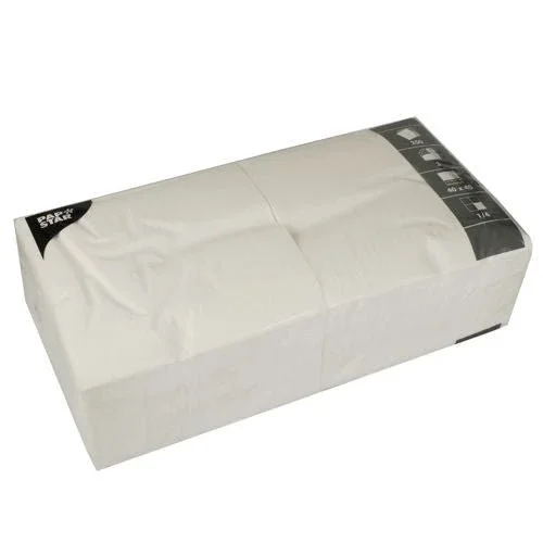 Eine versiegelte Packung PAPSTAR 250 Servietten, 3-lagig 1/4-Falz der PAPSTAR GmbH ist mit einem schwarzen Etikett oben links und einer Produktinformation oben rechts versehen. Die umweltfreundlichen Servietten sind gestapelt und in klarem Kunststoff verpackt.