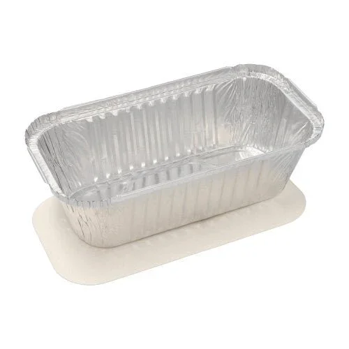 Eine rechteckige Einweg-Aluminiumpfanne Starpak 10 Schalen mit PP-Beschichtung und Einlegedeckel mit gewellten Kanten und glatter Oberfläche steht auf weißem Karton – perfekt zur Aufbewahrung von Lebensmitteln.