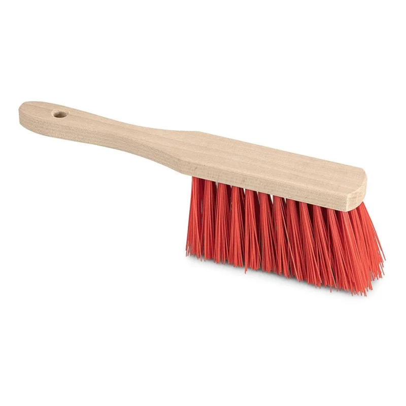 Der Nölle Profi Brush Industriehandfeger Elaston rot, 28 cm mit Aufhängeloch von Nölle Profi Brush Bürsten- & Pinseltechnik e.K. zeichnet sich durch einen hellen Holzgriff und rote Kunststoffborsten aus, dargestellt in der Seitenansicht auf weißem Grund.