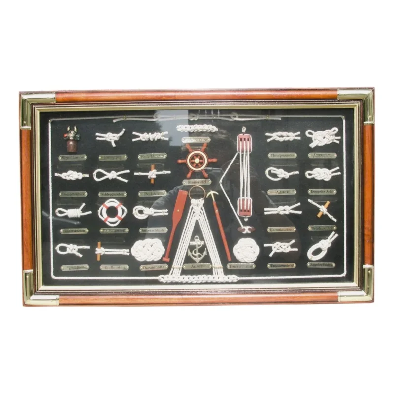 Knotentafel hinter Glas – maritime Wanddekoration aus Holz und Messing