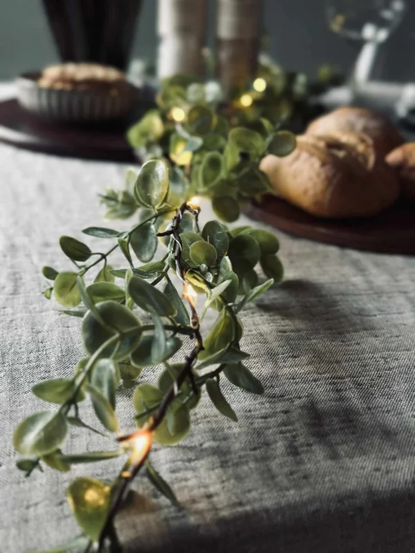Lichterkette mit grünen Eukalyptusblättern