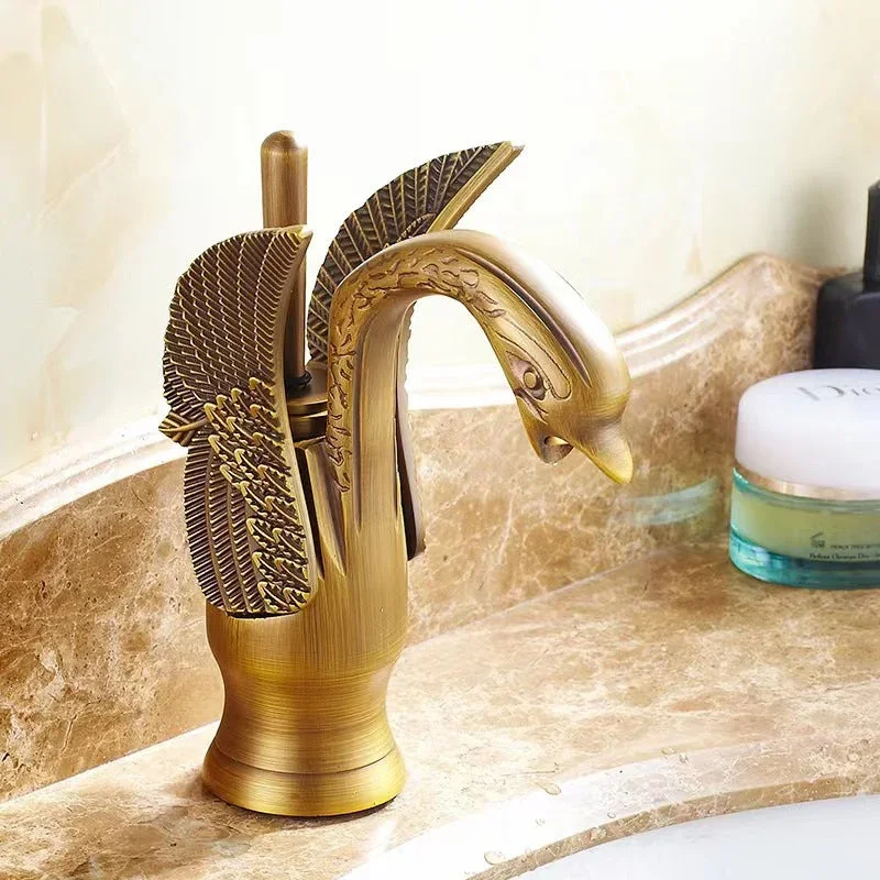 Eleganter Wasserhahn für das Badezimmer mit einem Hebel in verschiedenen Farben