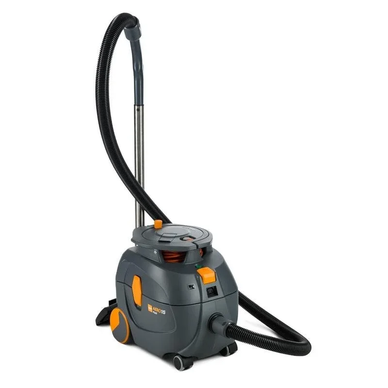Der TASKI AERO 15 PLUS von Diversey Deutschland GmbH & Co. OHG ist ein kompakter, leistungsstarker und leiser Kesselsauger mit Zubehör (1 Stück), ideal für geräuscharme Reinigung, abgebildet auf weißem Hintergrund.