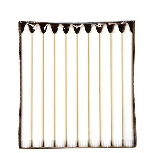 Eine Schachtel mit 30 weißen PAPSTAR Kronkerzen Stabkerzen (Ø 2,2 cm, 100 % Stearin) der PAPSTAR GmbH, aufrecht in einer Reihe angeordnet und von oben auf einem schlichten weißen Hintergrund für gleichmäßigen Abbrand betrachtet.