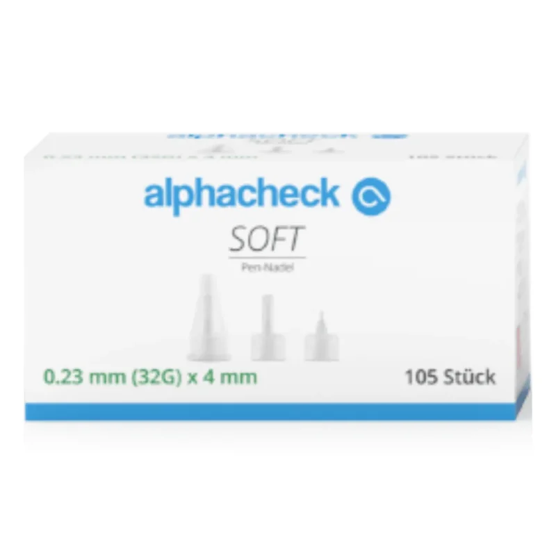 Eine weiße Schachtel mit einem blauen Etikett „alphacheck SOFT Pen-Nadel“ enthält 105 Stück Alphacheck Soft Pen-Nadeln, verschiedene Größen, 105 Stück/Packung von Berger Med GmbH, mit den Maßen 0,23 mm (32G) x 4 mm. Die Nadeln sind ideal für Insulininjektionen und haben eine Silikonbeschichtung. Die Schachtel zeigt auf der Vorderseite Bilder der Nadeln, ihrer Kappen und Text in Deutsch.
