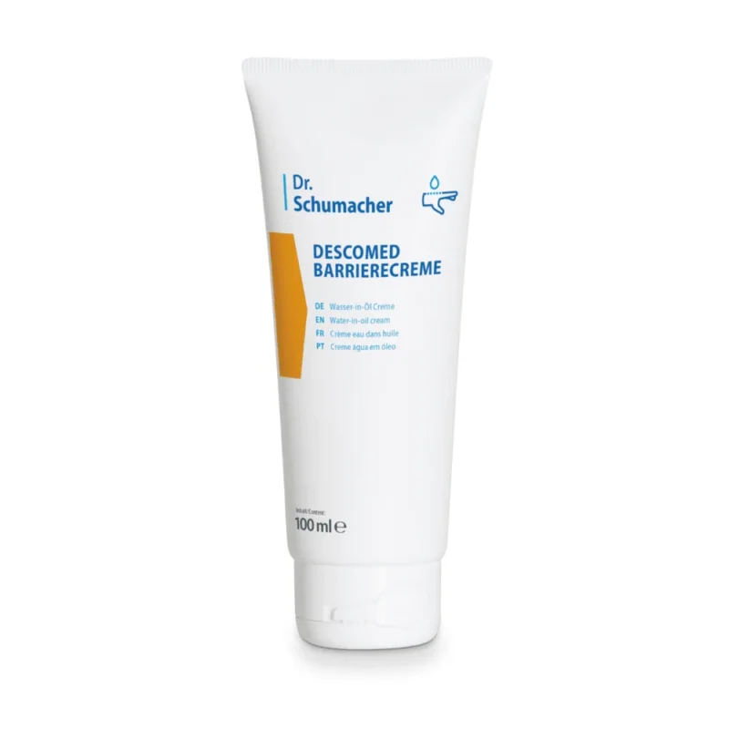 Eine weiße Tube Dr. Schumacher Descomed Barrierecreme mit einem Fassungsvermögen von 100 ml, auf der der Produktname in blauer Schrift und eine kleine Grafik eines Wassertropfens zu sehen sind. Auf der Vorderseite der Tube sind verschiedene Übersetzungen von „Barrier Cream“ zu sehen, was ihre Identität als Wasser-in-Öl-Creme für die Hautpartienpflege unterstreicht.