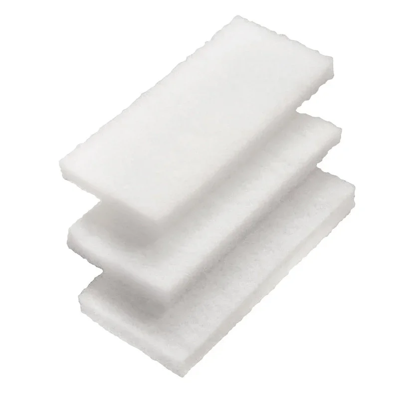 Drei rechteckige weiße SCHEUERVLIES-PADS (3er Set, weich, 260x120x25mm, F.#8616+17) von Haug Bürsten KG sind versetzt gestapelt. Die Pads haben eine raue Oberfläche und unebene Kanten - ideal für die Haushaltsreinigung.