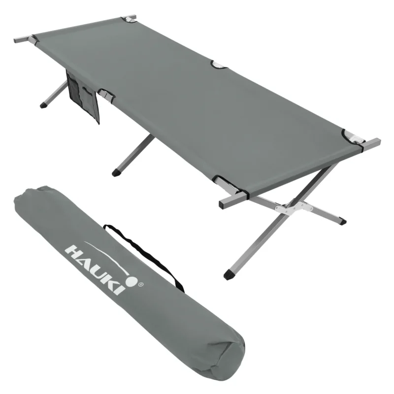 Graues Campingbett zusammengeklappt neben einer Tragetasche.
