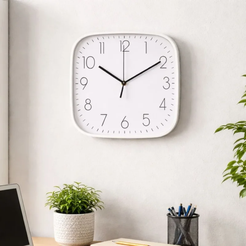 Conzept - Wanduhr, funkgesteuert, 30x30 cm in Weiß - Sweep Quarzwerk