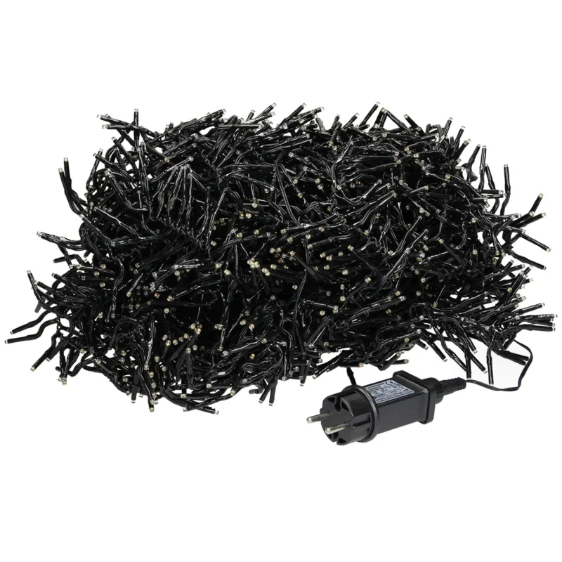 Unordentlich liegende schwarze LED-Lichterkette mit Stecker.