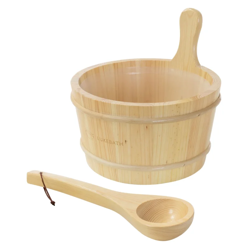 Holzbehälter mit Löffel, beide aus hellem Holz.