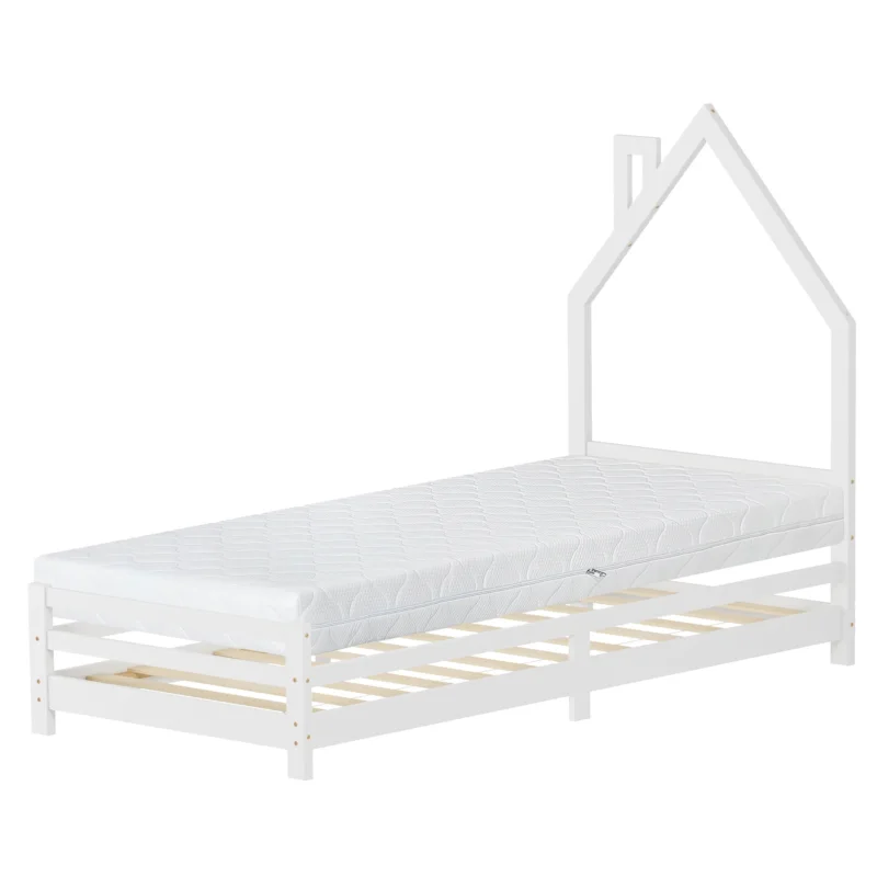 Weißes Bett mit Matratze, Holzlatten und Hausdach-Design.