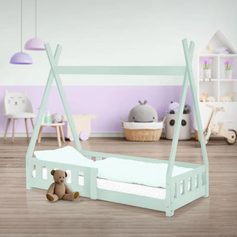 Mintgrünes Bett im Kinderzimmer mit Spielzeug und Dekoration.