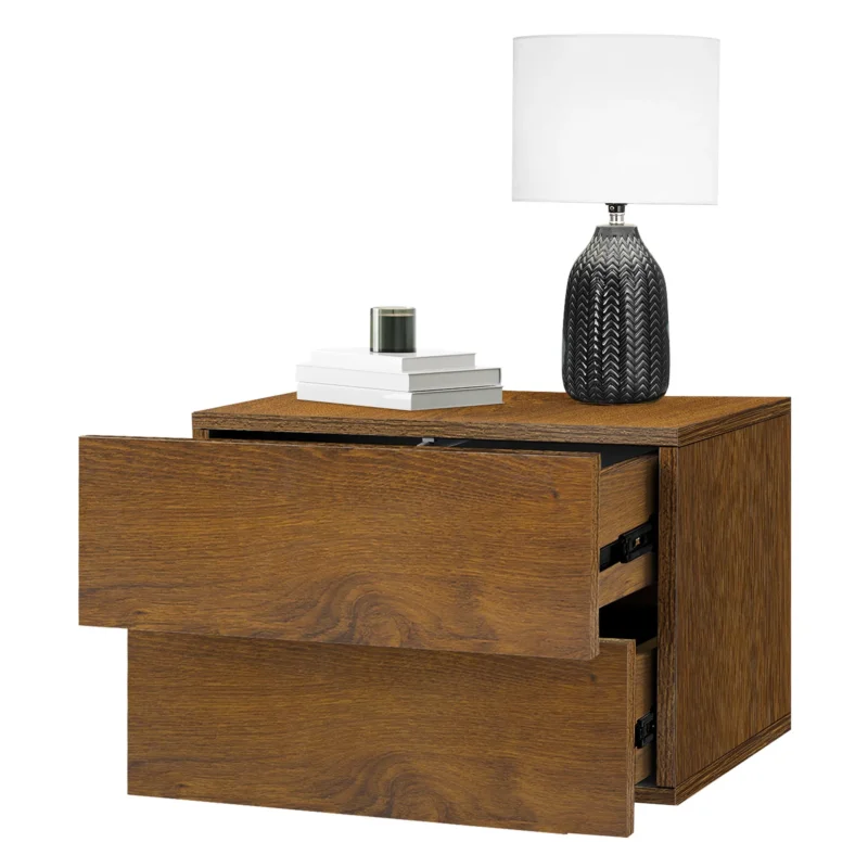 Ein Holzschrank mit einer offenen Schublade und einer Lampe.