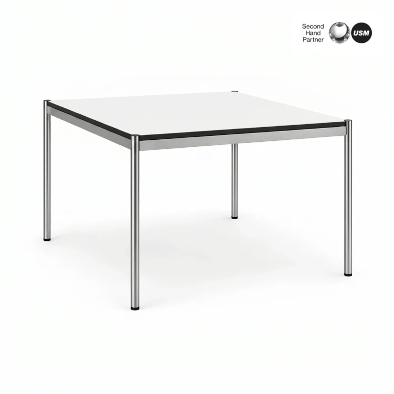 USM Haller Tisch 1x1m, weiß/perlgrau mit verchromtem Stahlrohrgestell.