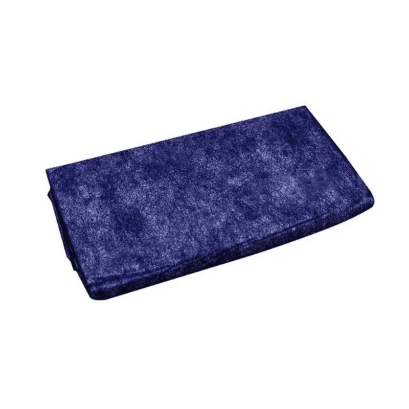 Vor einem weißen Hintergrund ist ein gefaltetes Stück dunkelblauen Samtstoff zu sehen, dessen Textur der Einmal-Patientendecke mit Papierfüllung von Rescue Trade OHG (blau, 500 g, 1 Stück) ähnelt.