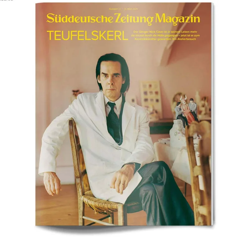 Ein Mann in weißer Jacke sitzt auf einem Stuhl; auf dem Umschlag steht in gelber Schrift "Süddeutsche Zeitung Magazin".