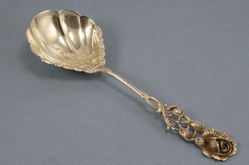 Großer Sahnelöffel mit edlem Rosendekor, 835er Silber, Albert Bodemer