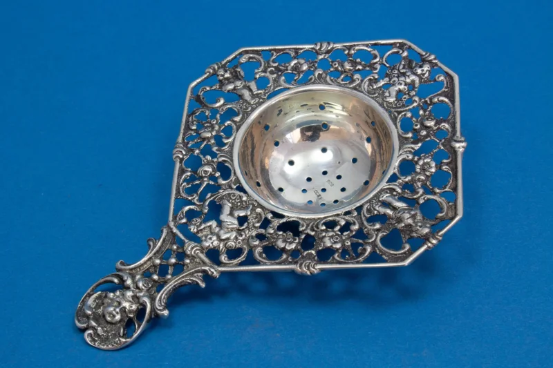 Antikes Teesieb mit besonderen Putti aus 800er Silber, 1900