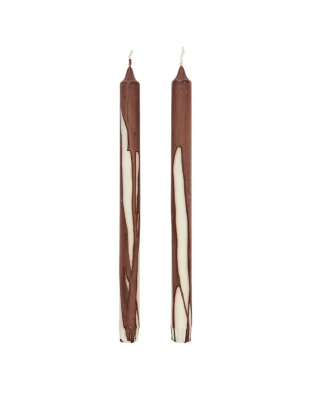 Ferm Living Kerzen Duo Dark Chocolate – handgetropfte Stabkerzen in Braun, Ø 2 × H 30 cm, Set aus 2 Stück.