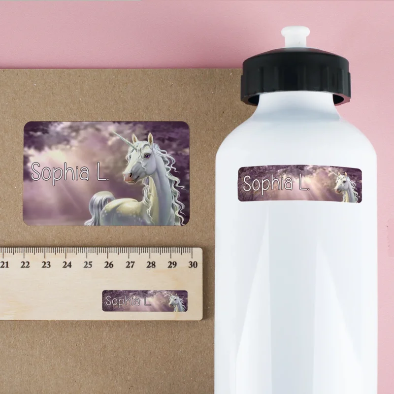 Personalisierte Namensaufkleber mit Einhorn Motiv und Name Sophia L. auf Trinkflasche, Lineal und Heftuntergrund