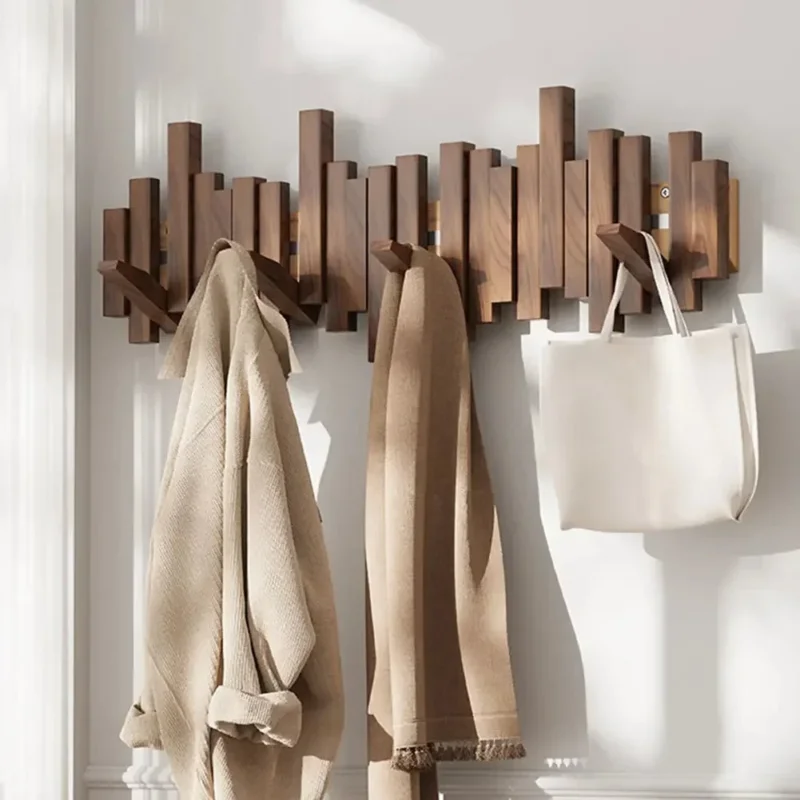 Elegante Holz-Garderobe mit flexiblen Magnetaufhängungen